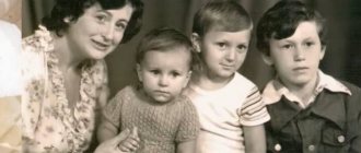 Маленькая Каролина Куек с мамой и братьями